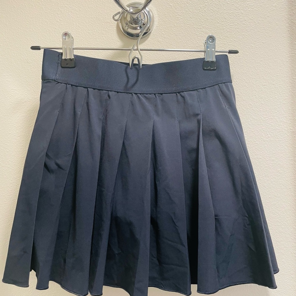 Aritzia TNA Tennis Skirt with shorts and pockets inside NWOT